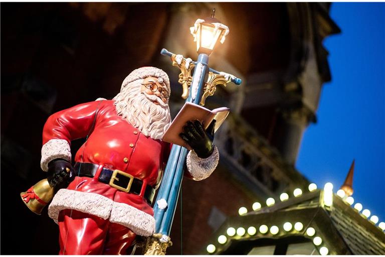 Eine Weihnachtsmann an einer Laterne steht als Dekoration auf einem Marktstand auf dem Lamberti-Markt in der Innenstadt von Oldenburg in Niedersachsen.