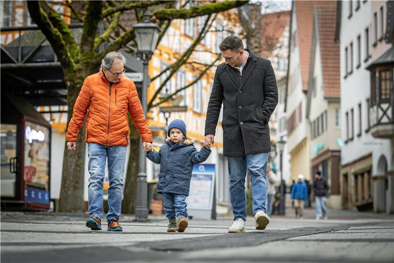 Eine Win-win-Situation für alle: Dass Dieter Gall (links) auf seinen Enkel Carlo aufpasst, ermöglicht Sohn Cedric mehr Freizeit. Foto: Alexander Becher