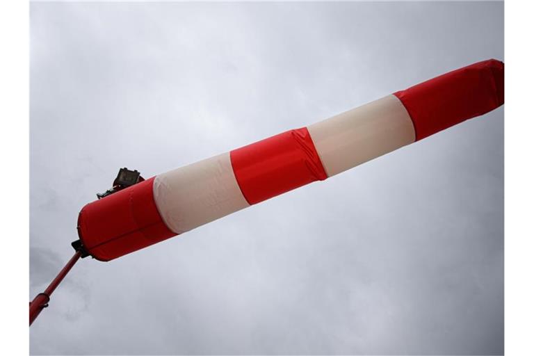 Eine Windfahne. Foto: Robert Michael/dpa-Zentralbild/dpa/Symbolbild