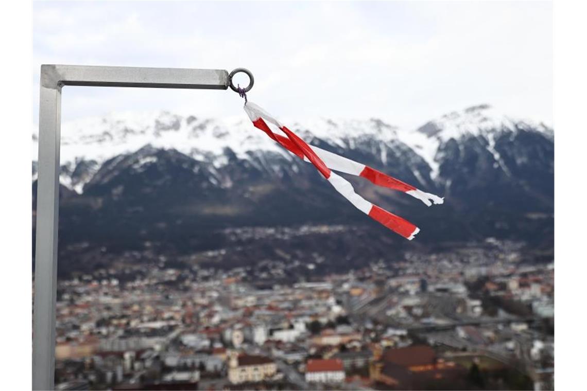 Starker Wind: Springen kann nicht in Innsbruck stattfinden Eine Windfahne hängt zeigt an der Schanze am Bergisel die Windstärke an. Foto: Daniel Karmann/dpa