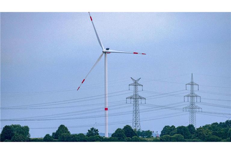 Eine Windkraftanlage und Hochspannungsleitungen in NRW.