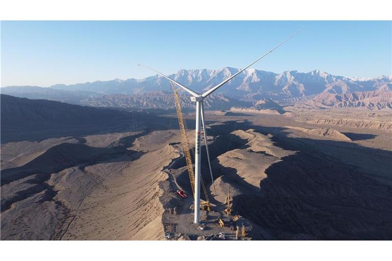 Eine Windturbine nach der Installation in  in der nordwestchinesischen autonomen Region Xinjiang.