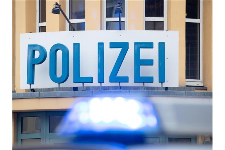 Ein Einsatzwagen der Polizei steht vor einer Dienststelle. Foto: Friso Gentsch/dpa/Symbolbild