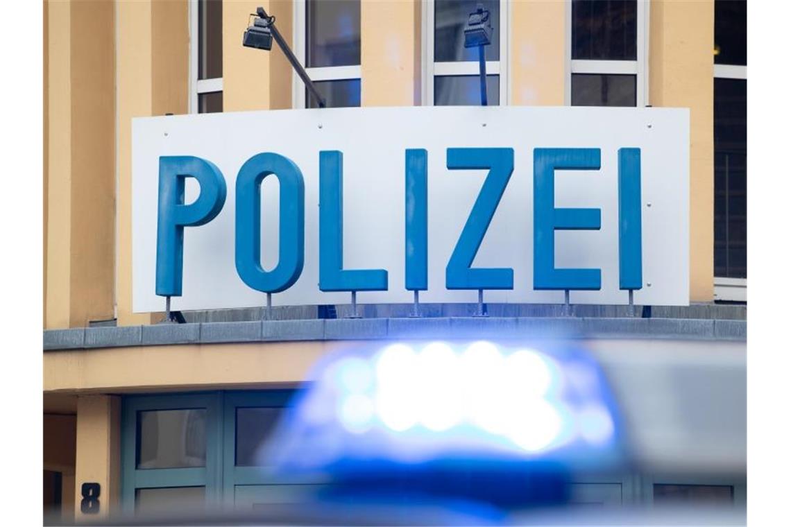 Ein Einsatzwagen der Polizei steht vor einer Dienststelle. Foto: Friso Gentsch/dpa/Symbolbild