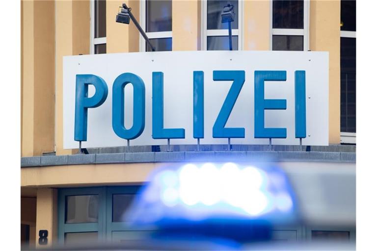 Ein Einsatzwagen der Polizei steht vor einer Dienststelle. Foto: Friso Gentsch/dpa/Symbolbild