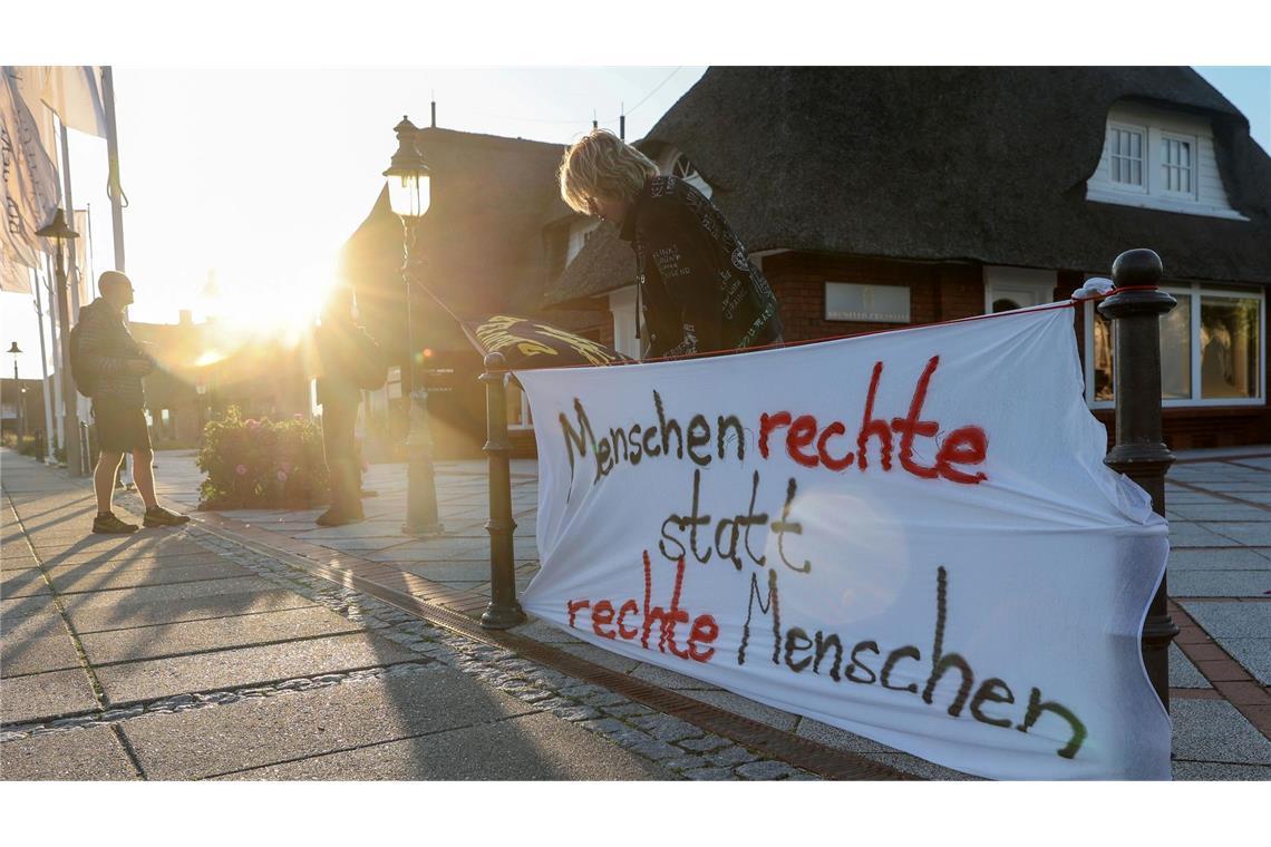 Einem Aufruf zu einer Demonstration auf Sylt sind nur wenige Punks gefolgt. Eine kleine Gruppe von etwa zehn Menschen zog unter dem Motto "Laut sein gegen rechts!" durch Westerland.