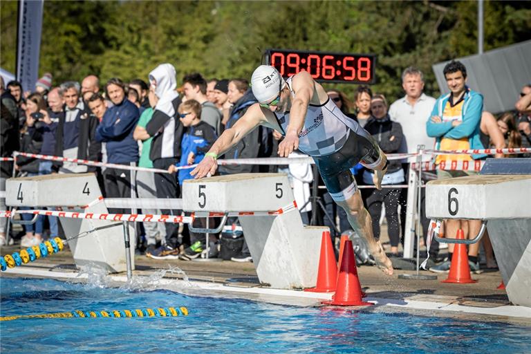 Einen fliegenden Start legen die Triathleten vor ihren zweiten 300 Metern im Schwimmerbecken des Freibads hin. Foto: Alexander Becher