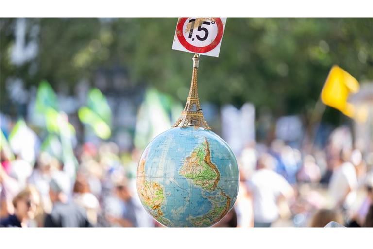 Einen Globus mit einem Miniatur-Eiffelturm und dem 1,5-Grad Ziel des Pariser Klimaschutzabkommens. Klimaschützer fordern mehr Entschlossenheit von den G20-Ländern (Archivfoto).