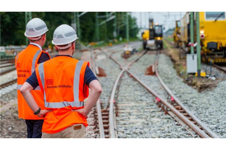 Einen Monat nach Beginn der Sperrung der Bahnverbindung Frankfurt-Mannheim liegen die Arbeiten nach Angaben der Deutschen Bahn im Zeitplan.