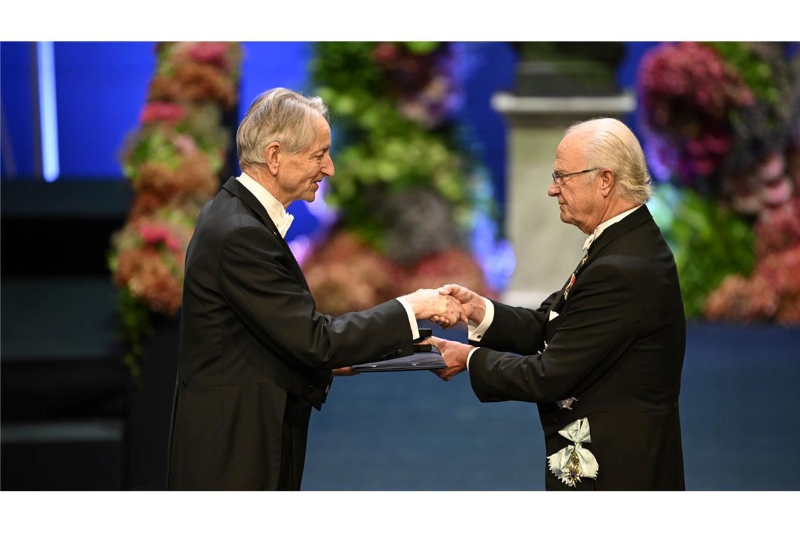 Einer der Preisträger: Der KI-Grundlagenforscher Geoffrey Hinton, der hier den Nobelpreis von König Carl Gustaf überreicht bekommt.