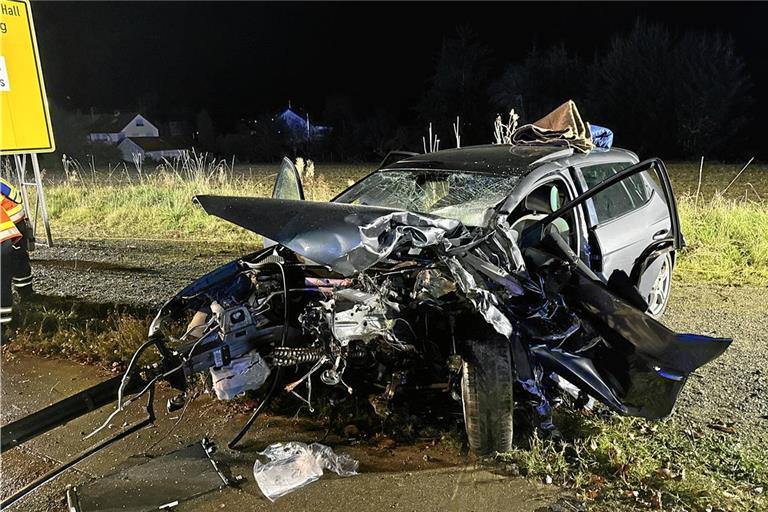 Eines der insgesamt drei am Unfall beteiligten Fahrzeuge zeigt, wie schwer der Zusammenstoß war. Foto: 7aktuell.de/Simon Adomat