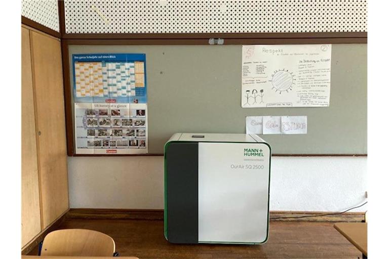 Eines von den mobilen Filtergeräten steht im Klassenraum einer Schule. Foto: Henning Otte/-/dpa
