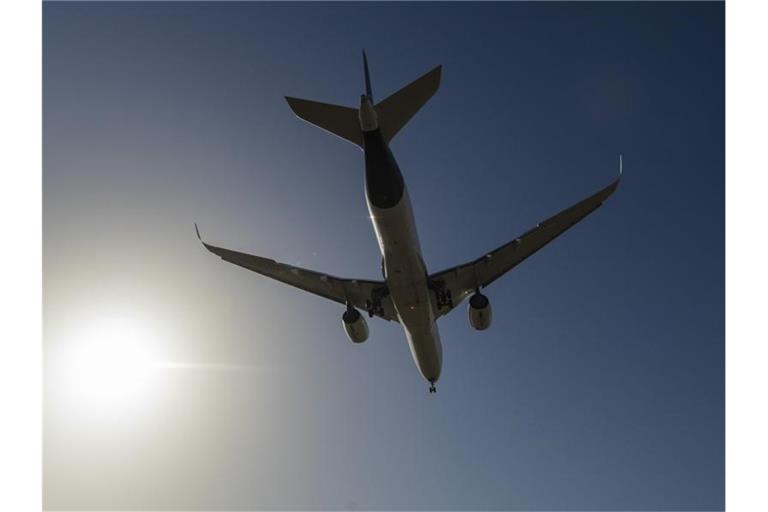 Ein Flugzeug setzt zum Landeanflug an. Foto: Boris Roessler/dpa/Symbolbild