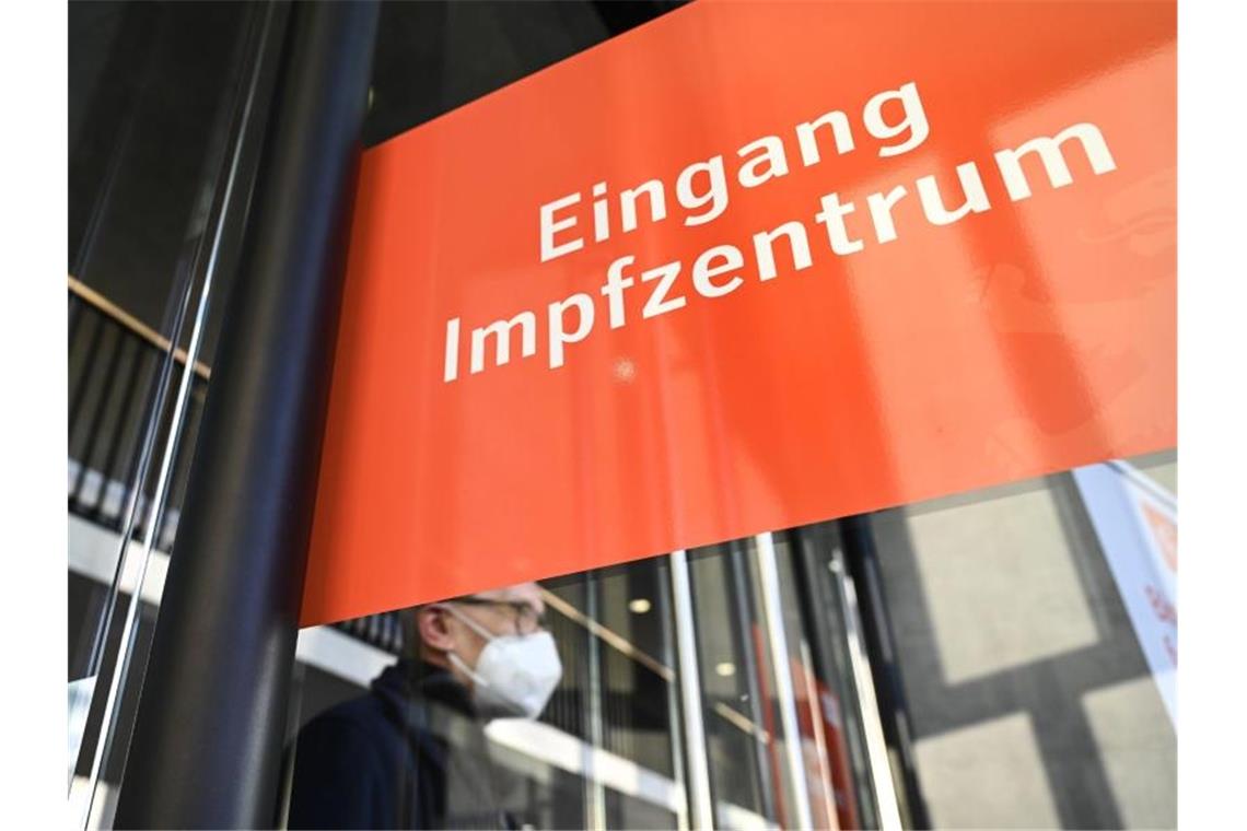 Private Anbieter helfen bei Suche nach Corona-Impfterminen Eingang zum Kreisimpfzentrum in der Oberschwabenhalle in Ravensburg. Foto: Felix Kästle/dpa/Archivbild
