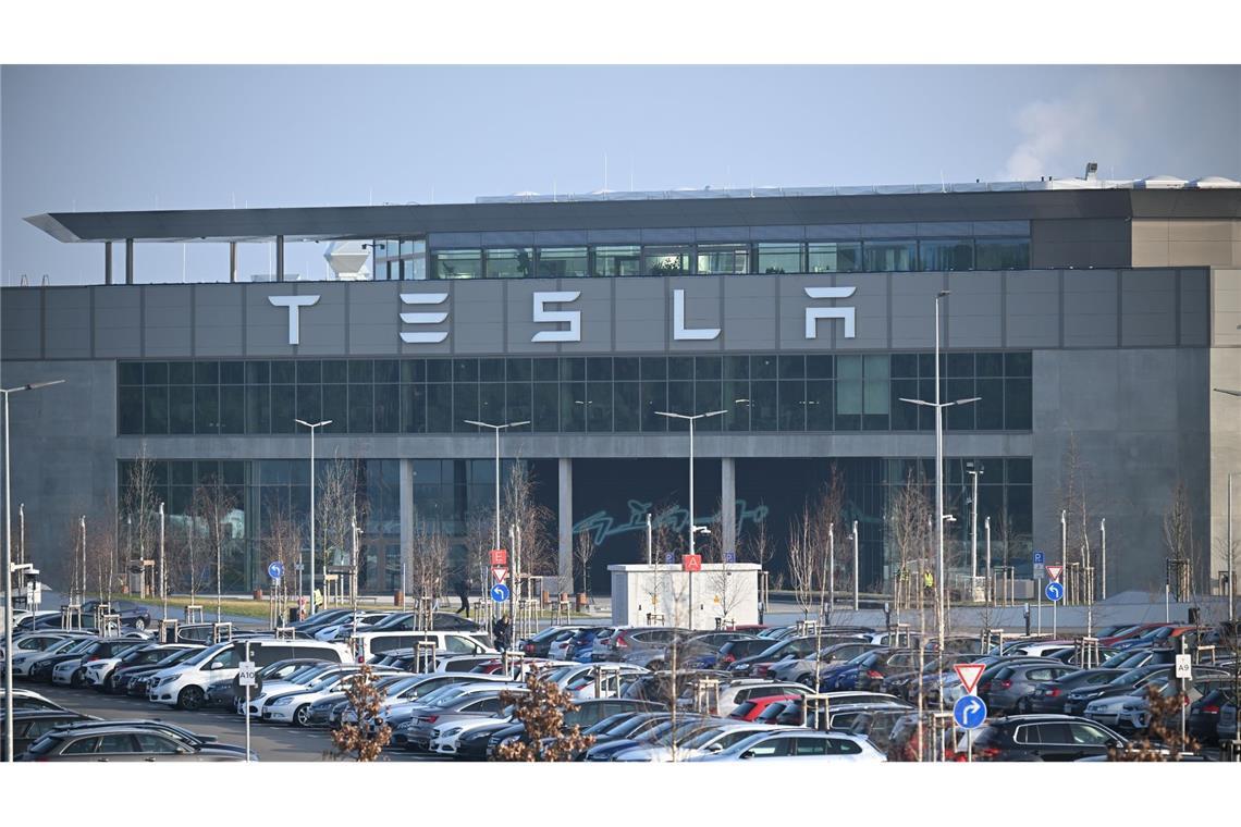 Eingang zum Tesla-Werk in Grünheide.  Die Einwohner von Grünheide hatten sich vor drei Wochen in einem Bürgerentscheid gegen die Rodung von 100 Hektar Wald und damit die Erweiterung der Fläche von Tesla ausgesprochen.