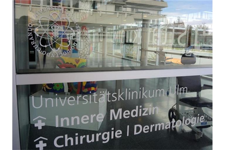 Eingangsbereich des Universitätsklinikums Ulm. Foto: Thomas Burmeister/dpa/Archivbild