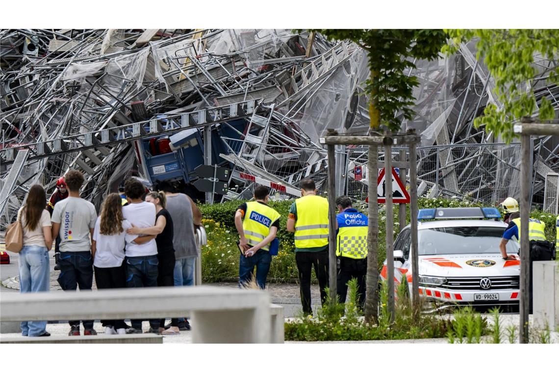 Eingestürzt: Bei Einsturz des Gerüstes des Holzturms Malley Phare sind Rettungsdienste und Polizei im Einsatz. Mehrere Menschen wurden verletzt,