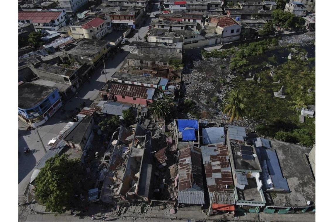 Haiti: Tropensturm setzt Menschen in Erdbebenregion zu Eingestürzte Gebäude in Les Cayes. Foto: Fernando Llano/AP/dpa