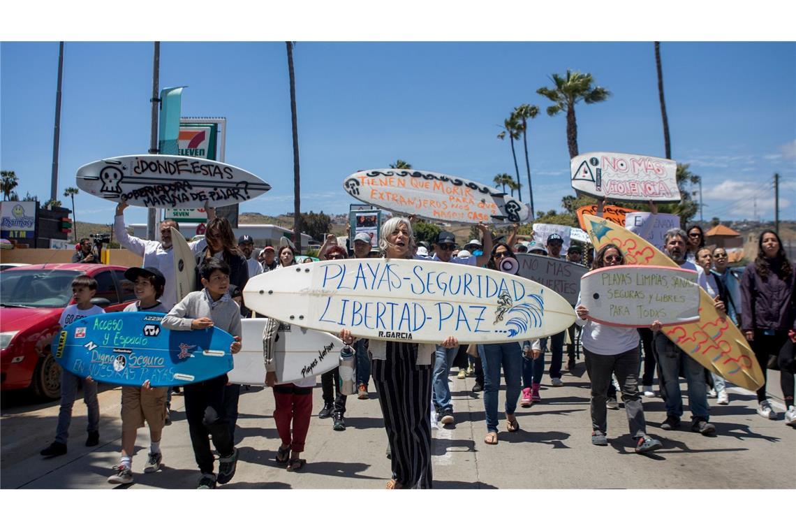 Einheimische protestieren im mexikanischen Ensenada gegen die Morde an Surfern.