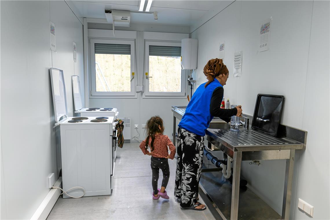 Einige der Wohncontainer werden als Gemeinschaftsküchen genutzt. In der Öhringer Straße wohnen vor allem Familien und Alleinerziehende mit Kindern.