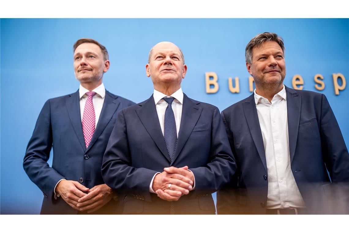 Einigung über den Hauhalt 2025: Bundeskanzler Olaf Scholz, Wirtschaftsminister Robert Habeck und Finanzminister Christian Lindner stellen sich in der Bundespressekonferenz den Fragen der Journalisten.