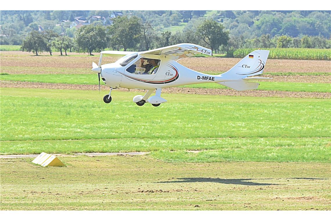 Einmal kurz zu den Zuschaern winken. Ein Flugzeug für die Rundflüge: D-MFAE (2 S...