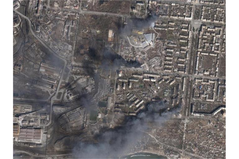 Ein Satellitenfoto vom Sonntag zeigt Brände in der von russischen Truppen eingkreisten Stadt Mariupol. Foto: Planet Labs Pbc/Planet Labs PBC/AP/dpa