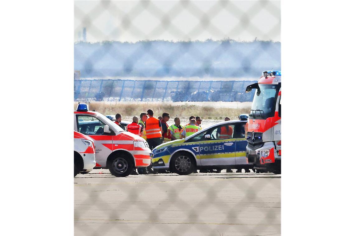 Einsatz am Flughafen: Aktivisten der Letzten Generation haben sich auf dem Rollfeld festgeklebt.