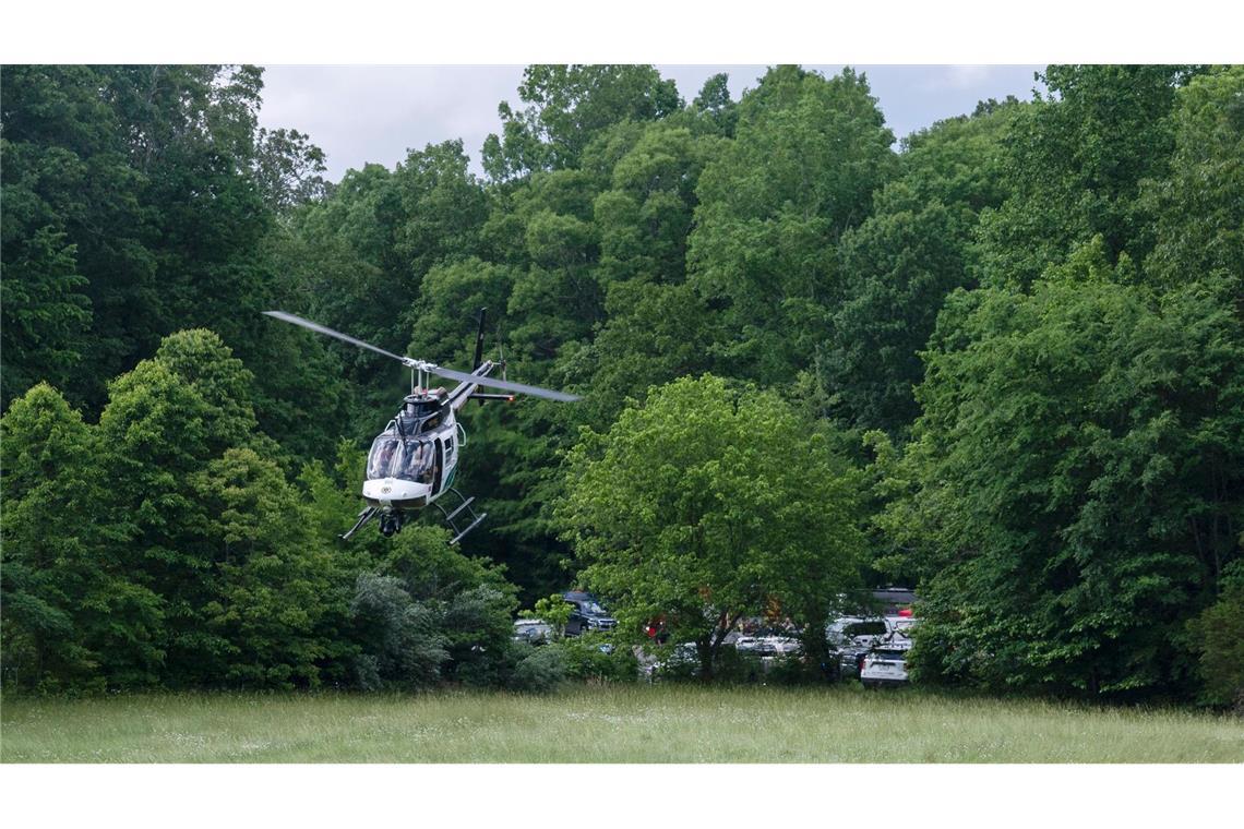 Einsatz von Polizei und Sicherheitskräften in der Nähe der Absturzstelle in Leipers Fork im US-Bundesstaat Tennessee.