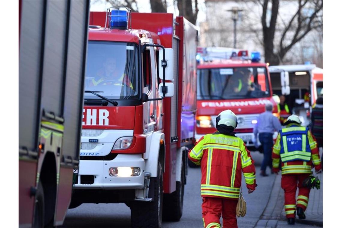 Landtag wegen verdächtiger Sendung an Höcke teils gesperrt Einsatzfahrzeuge der Feuerwehr vor dem Thüringer Landtag: Ein verdächtiger Brief mit einer unbekannten Substanz musste untersucht werden. Foto: Martin Schutt/dpa-Zentralbild/dpa