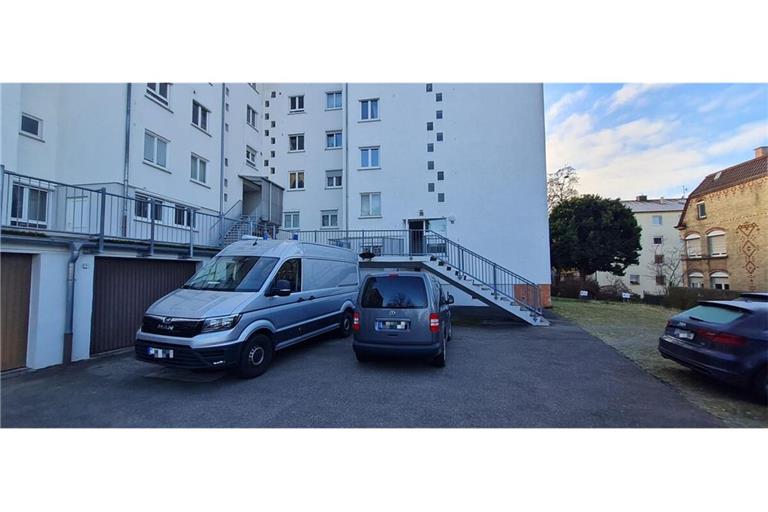 Einsatzfahrzeuge der Polizei am Tatort Landhausstraße: Auch am Montag werden im Mehrfamilienhaus noch Spuren gesichert.