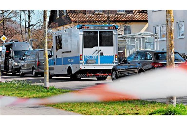 Einsatzfahrzeuge der Polizei im März 2023 in Reutlingen: Hier hatte der mutmaßliche Rechtsterrorist Markus L. kurz zuvor auf Beamte des Spezialeinsatzkommandos geschossen.