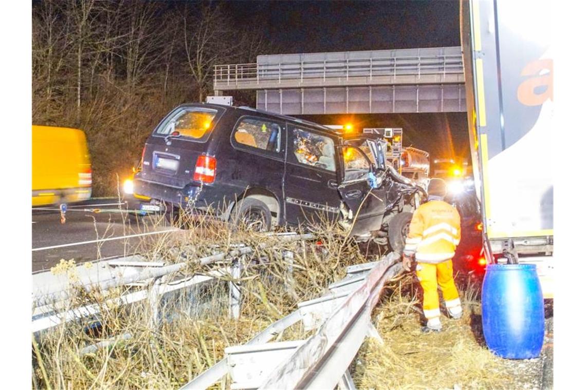 Einsatzkräfte an der Unfallstelle. Foto: Waldemar Gress/Einsatz-Report 24/dpa