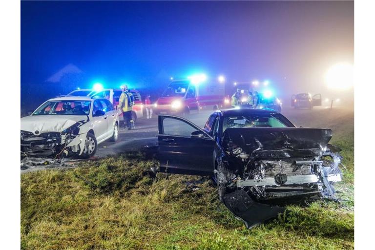 Einsatzkräfte arbeiten an der Unfallstelle auf der B465. Foto: Kohls/Sueddeutsche Mediengesellschaft /dpa/Archivbild