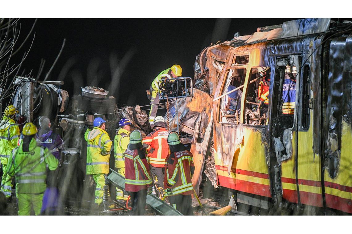 Einsatzkräfte arbeiten an der Unfallstelle nach dem Zusammenstoß eines Tanklasters mit einer Stadtbahn in Ubstadt-Weiher.