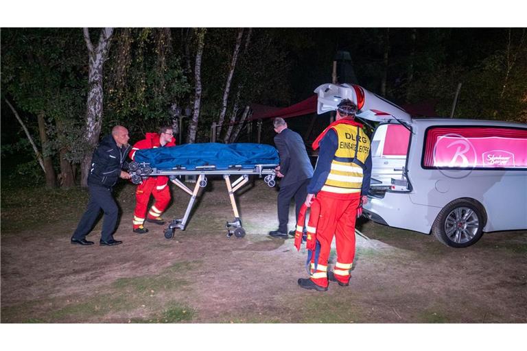 Einsatzkräfte bergen am Fluss Ilmenau eine Leiche.