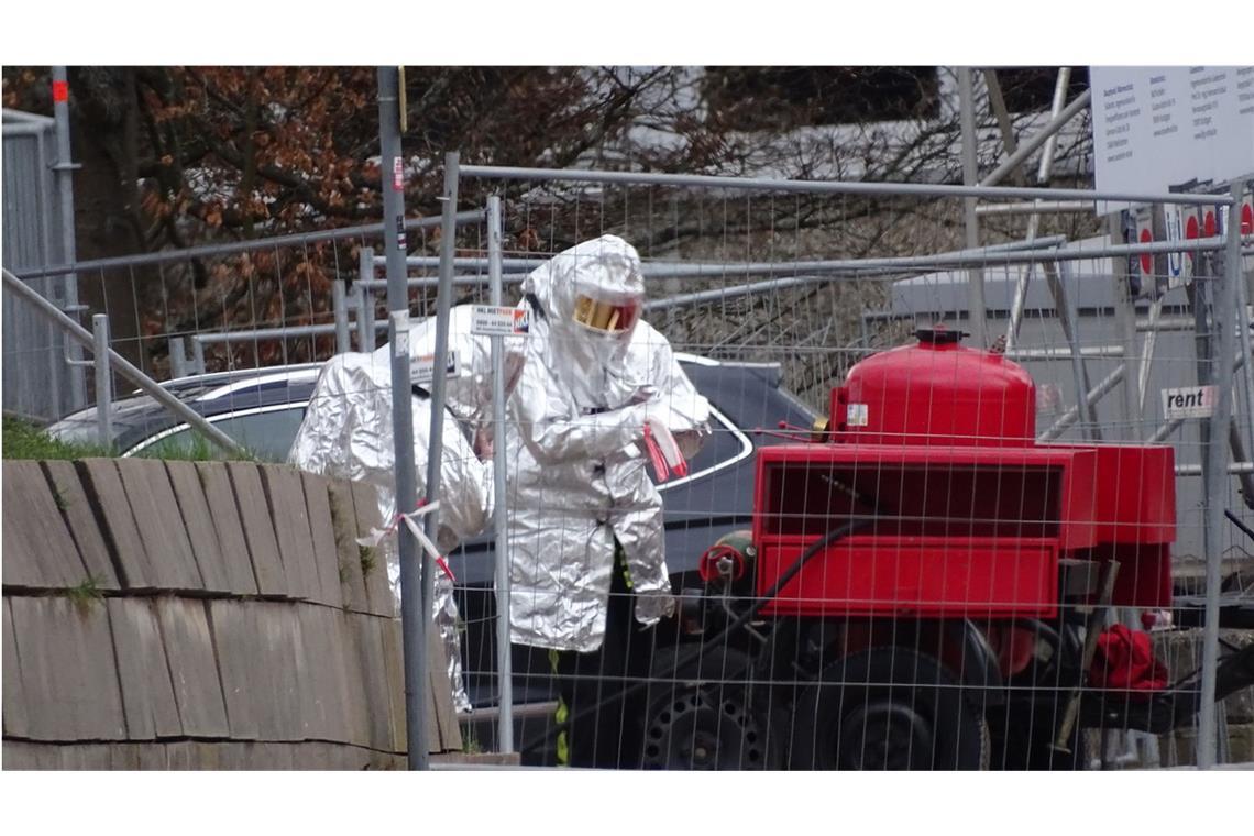 Einsatzkräfte der Feuerwehr arbeiten unter Hitze-Vollschutz. Bei Abrissarbeiten in Calw hatte eine einstürzende Mauer ein Leck in einen eigentlich stillgelegten Gastank gerissen.