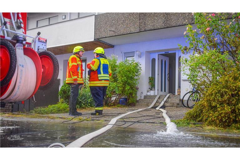 Einsatzkräfte der Feuerwehr beim Abpumpen von Wasser aus Gebäuden nach einem schweren Unwetter im Jahr 2022. Aktuell viele Unwettereinsätze im Landkreis Karlsruhe (Archivfoto).