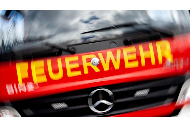 Einsatzkräfte der Feuerwehr fanden die tote Person bei einem Brand in Amstetten. (Symbolbild)