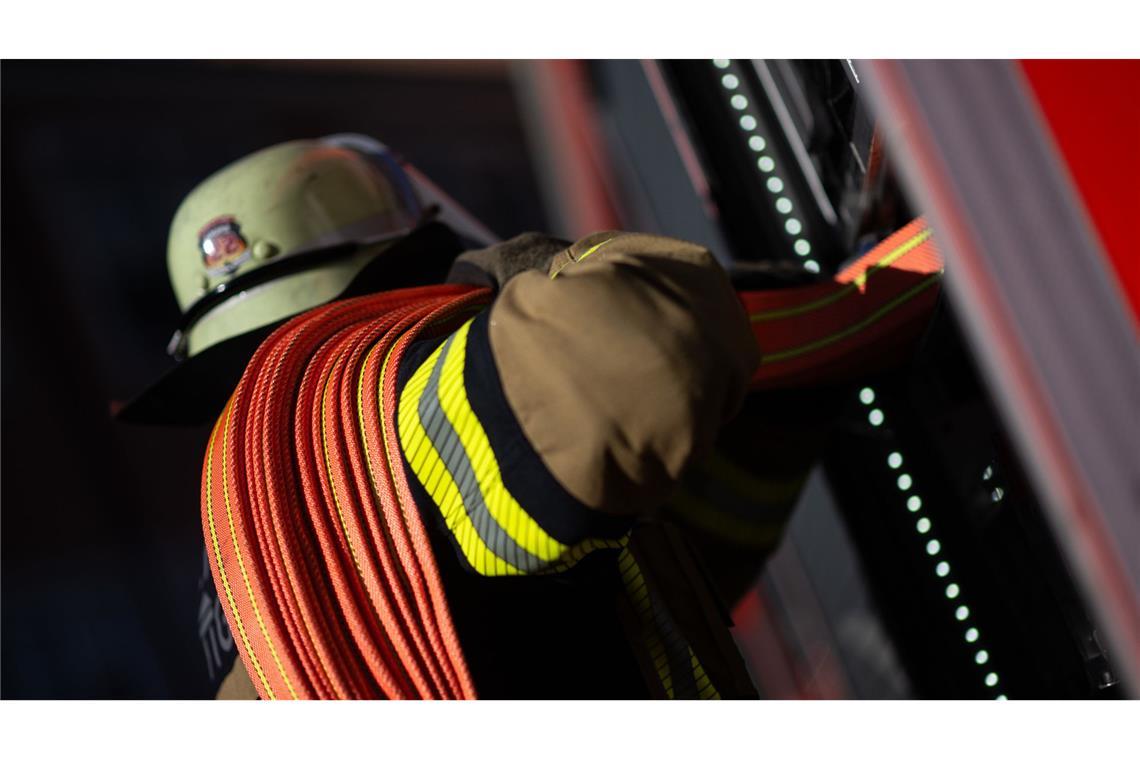 Einsatzkräfte der Feuerwehr kämpften gegen hohe Flammen am Dachstuhl des Hauses. (Symbolbild)