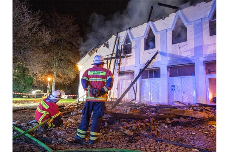 Einsatzkräfte der Feuerwehr löschen den Brand in der denkmalgeschützten Scheffelhalle. Foto: Simon Adomat/VMD-Images/dpa/Archiv