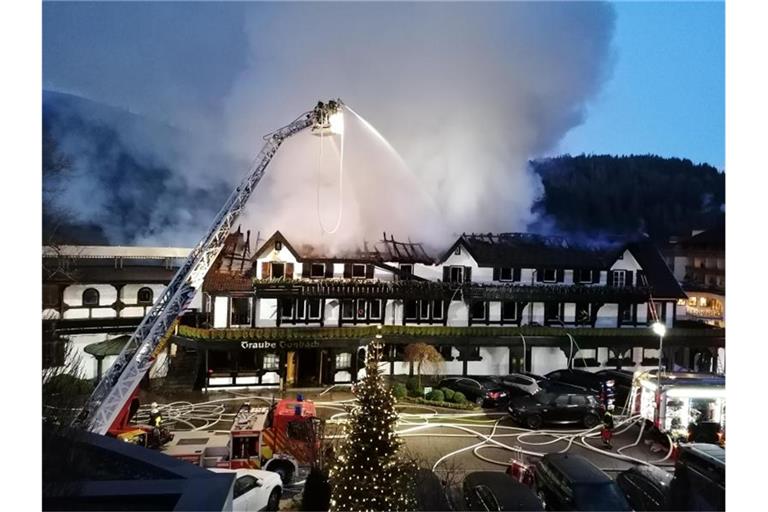 Einsatzkräfte der Feuerwehr löschen einen Brand im Hotel Traube Tonbach. Foto: Andreas Rosar/dpa