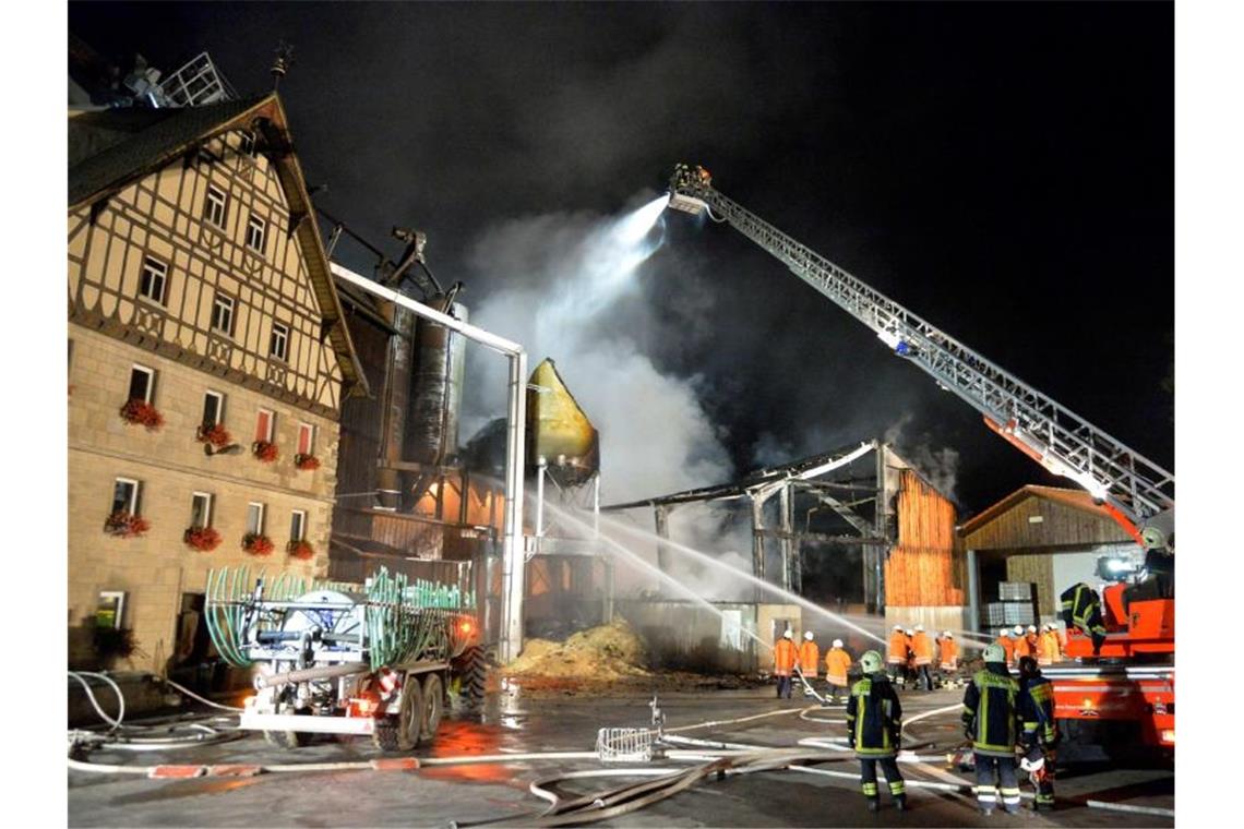 Gericht arbeitet Jagst-Unglück vom Sommer 2015 auf Einsatzkräfte der Feuerwehr löschen einen brennenden Mühlenbetrieb. Foto: Sven Friebe/dpa/Archivbild