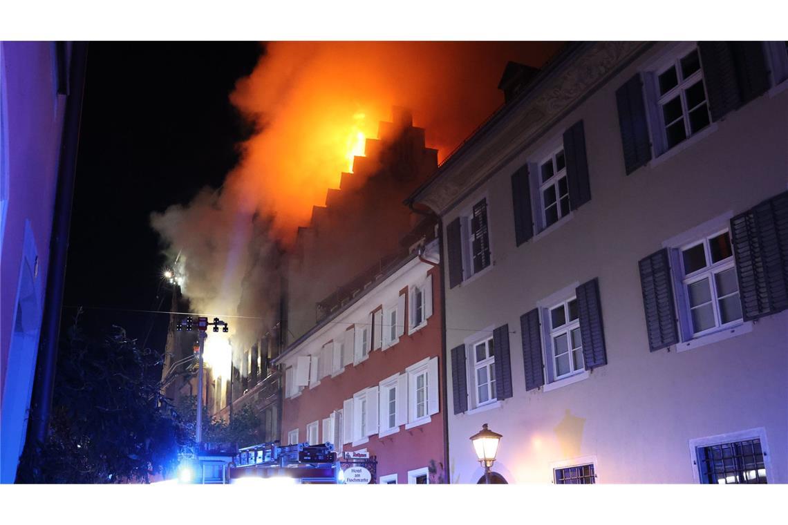 Einsatzkräfte der Feuerwehr löschen einen Vollbrand in der Konstanzer Altstadt.