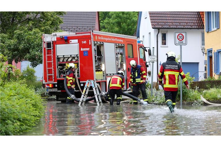 Einsatzkräfte der Feuerwehr pumpen nach einem Unwetter einen Keller in Veringenstadt leer.