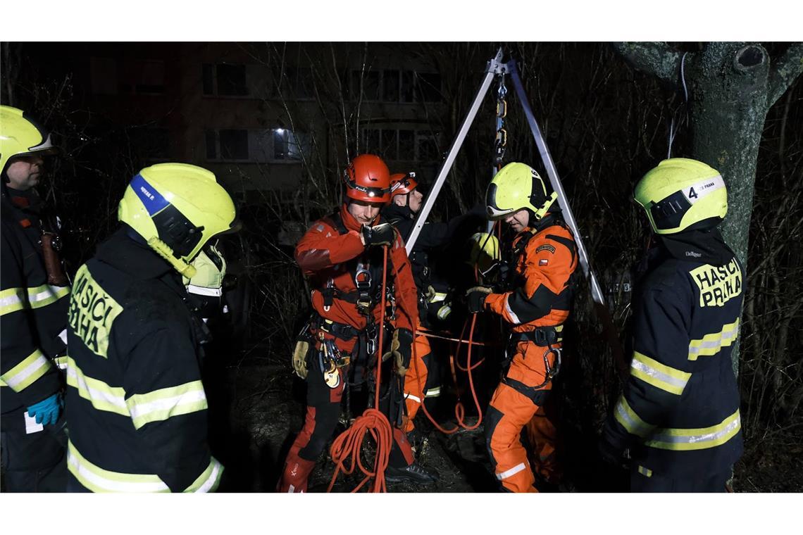 Einsatzkräfte der Feuerwehr sind am Unglücksort im Prager Stadtteil Petrovice im Einsatz.