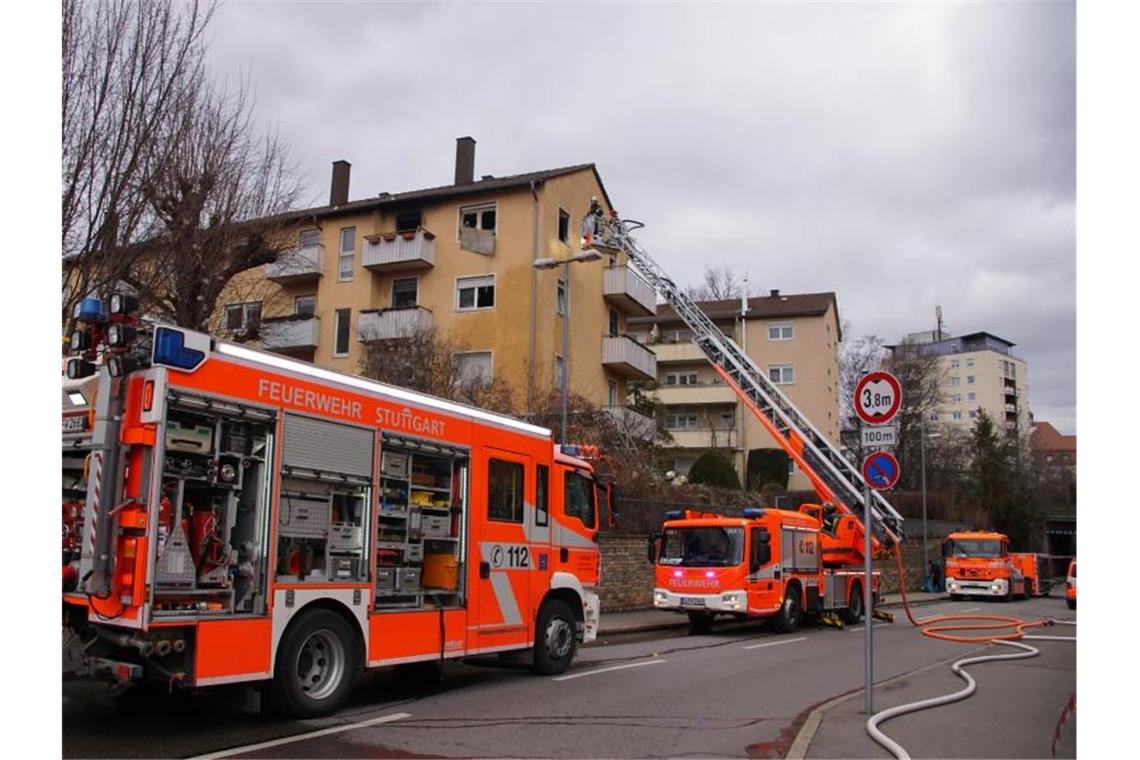 Einsatzkräfte der Feuerwehr sind bei einem Wohnungsbrand in Bad Cannstatt im Einsatz. Foto: Andreas Werner/visualmediadesign/dpa