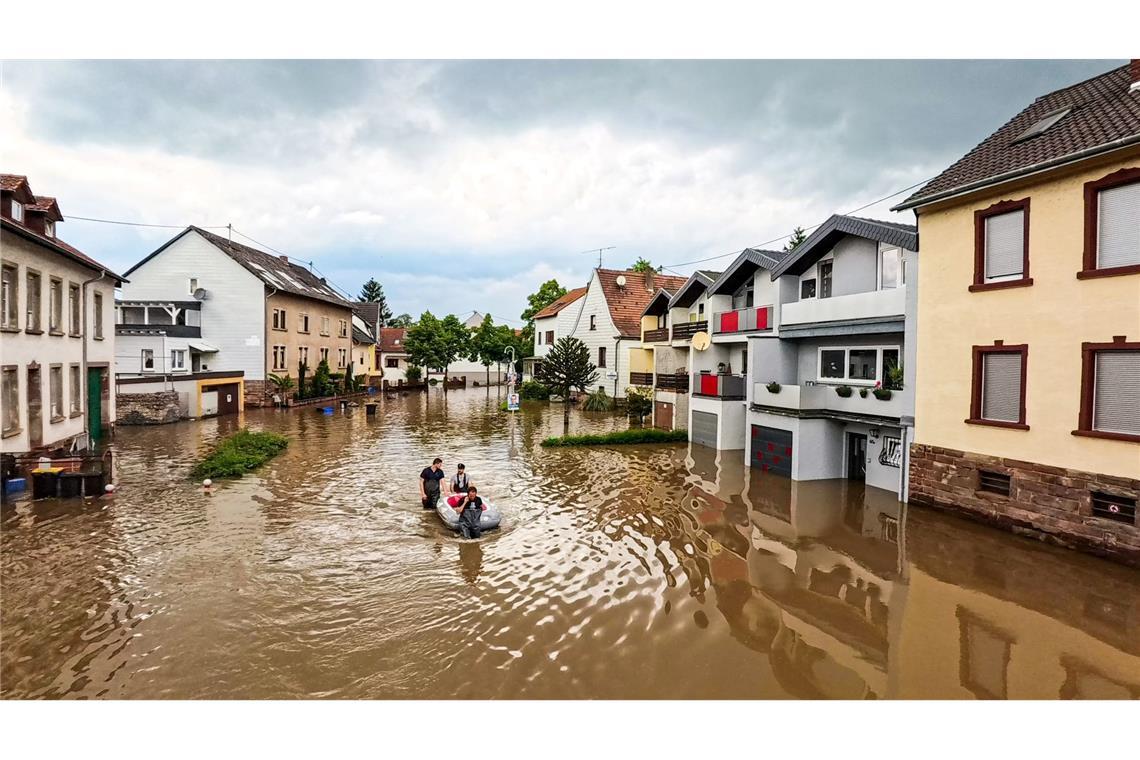 Einsatzkräfte der Freiwilligen Feuerwehr von Kleinblittersdorf sind mit dem Schlauchboot unterwegs.