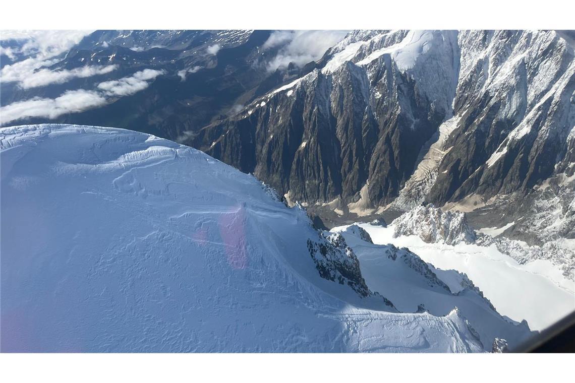 Einsatzkräfte der italienischen Bergrettung sind auf der italienischen Seite des Mont Blancs bei Courmayeur im Einsatz.