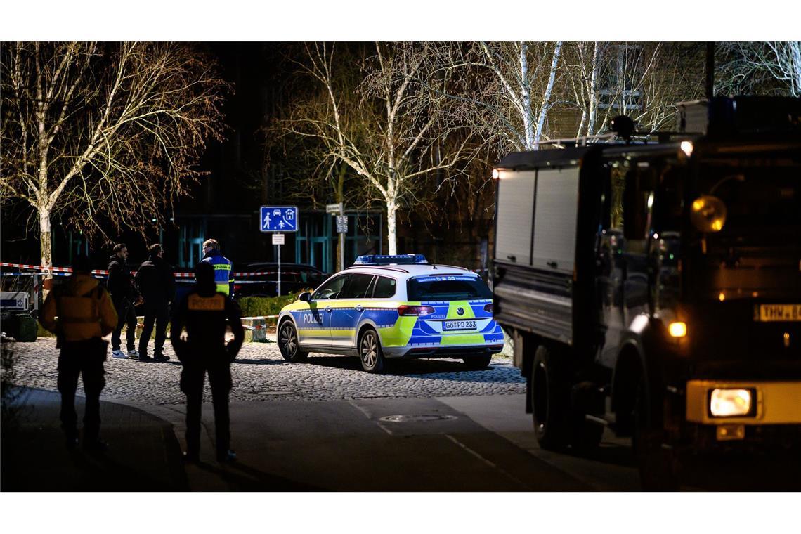 Einsatzkräfte der Polizei am abgesperrten Tatort. Ein vermutlich psychisch kranker Mann ist am Abend bei einem Polizeieinsatz  tödlich verletzt worden.